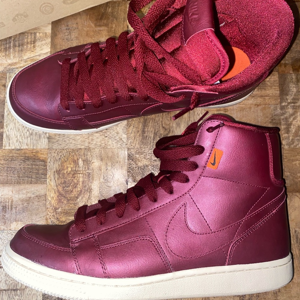 GENTLY USED Nike Sneaker